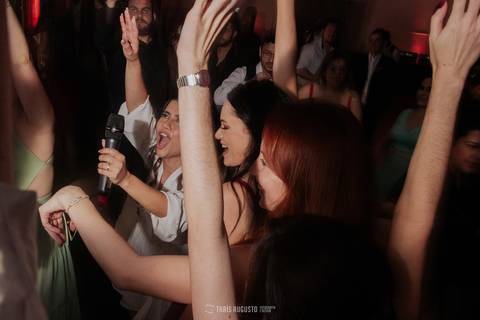 casamento noturno na chácara veneza fotógrafa de casamento registra momentos espontâneas e naturais do casal e convidados, festa cheia de emocão e naturalidade, noivos, 2023, noivos 2024, minha vez, entrada da noiva, luzes na chacara veneza na cerimonia'