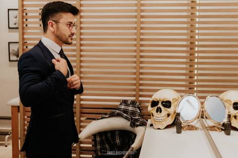 making of noivo capacete de esqueleto, hard rock ford dodge e harley davidson bebidas, amigos, making of do noivo com amigos fotógrafa de casamento Thais augusto registra fotos espontâneas e criativas com os noivos em bauru e região, salao do predio noivo'