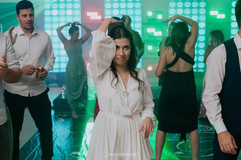 casamento noturno na chácara veneza fotógrafa de casamento registra momentos espontâneas e naturais do casal e convidados, festa cheia de emocão e naturalidade, noivos, 2023, noivos 2024, minha vez, entrada da noiva, luzes na chacara veneza na cerimonia'