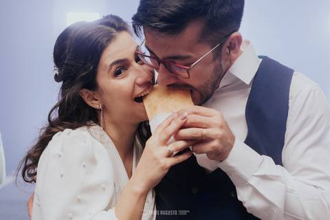 noivos com pasteis no dia do casamento, pastel no dia do casamento'