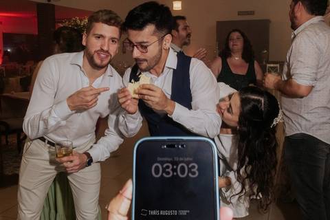 festa de casamento fotografa fica ate o final do casamento de forma natural e espontanea'