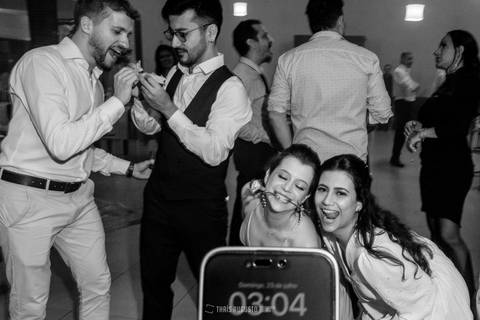 restante dos sobreviventes no dia do casamento festa vai ate tarde e fotografa documenta '