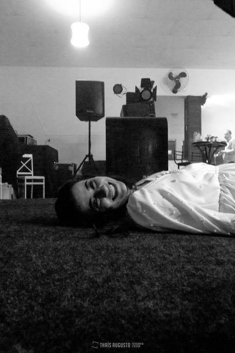 noiva deitada no palco'