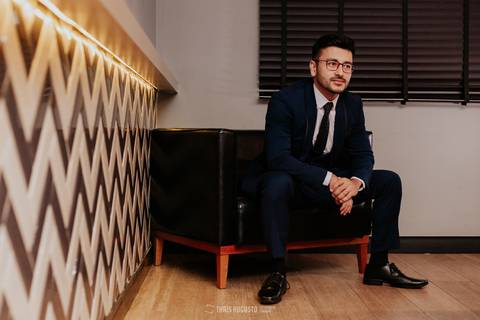 making of noivo capacete de esqueleto, hard rock ford dodge e harley davidson bebidas, amigos, making of do noivo com amigos fotógrafa de casamento Thais augusto registra fotos espontâneas e criativas com os noivos em bauru e região, salao do predio noivo'