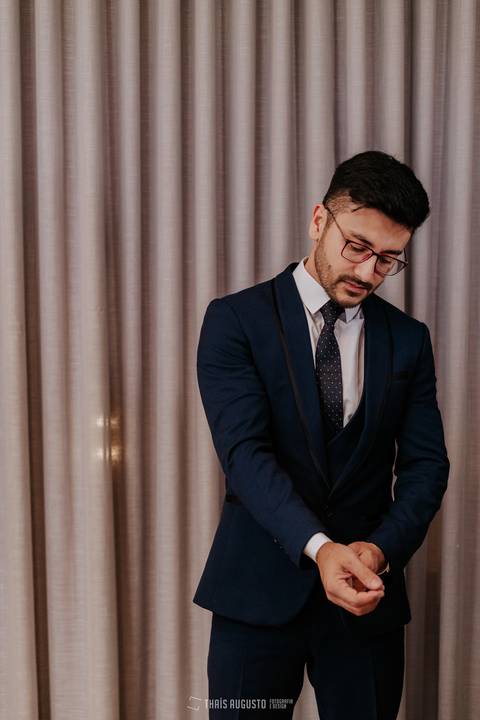 making of noivo capacete de esqueleto, hard rock ford dodge e harley davidson bebidas, amigos, making of do noivo com amigos fotógrafa de casamento Thais augusto registra fotos espontâneas e criativas com os noivos em bauru e região, salao do predio noivo'