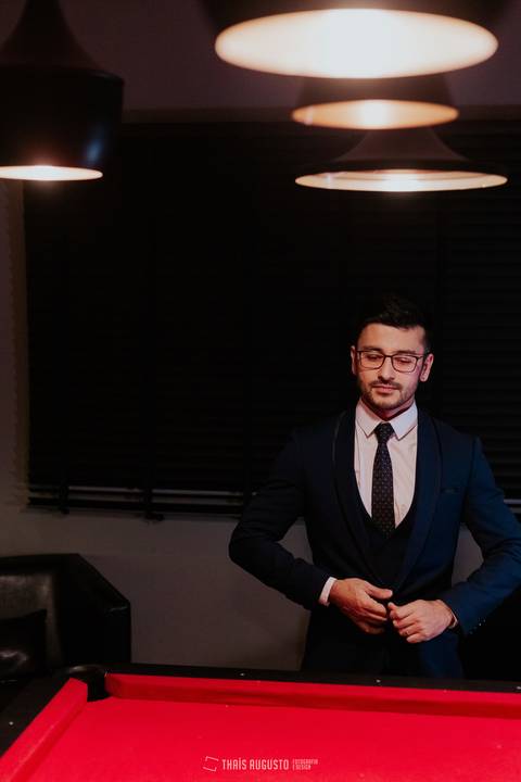 making of noivo capacete de esqueleto, hard rock ford dodge e harley davidson bebidas, amigos, making of do noivo com amigos fotógrafa de casamento Thais augusto registra fotos espontâneas e criativas com os noivos em bauru e região, salao do predio noivo'