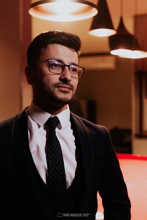 making of noivo capacete de esqueleto, hard rock ford dodge e harley davidson bebidas, amigos, making of do noivo com amigos fotógrafa de casamento Thais augusto registra fotos espontâneas e criativas com os noivos em bauru e região, salao do predio noivo'