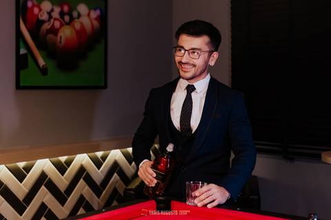 making of noivo capacete de esqueleto, hard rock ford dodge e harley davidson bebidas, amigos, making of do noivo com amigos fotógrafa de casamento Thais augusto registra fotos espontâneas e criativas com os noivos em bauru e região, salao do predio noivo'