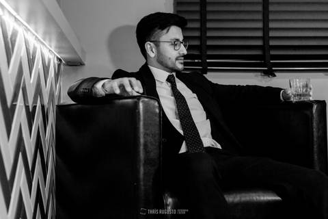 making of noivo capacete de esqueleto, hard rock ford dodge e harley davidson bebidas, amigos, making of do noivo com amigos fotógrafa de casamento Thais augusto registra fotos espontâneas e criativas com os noivos em bauru e região, salao do predio noivo'