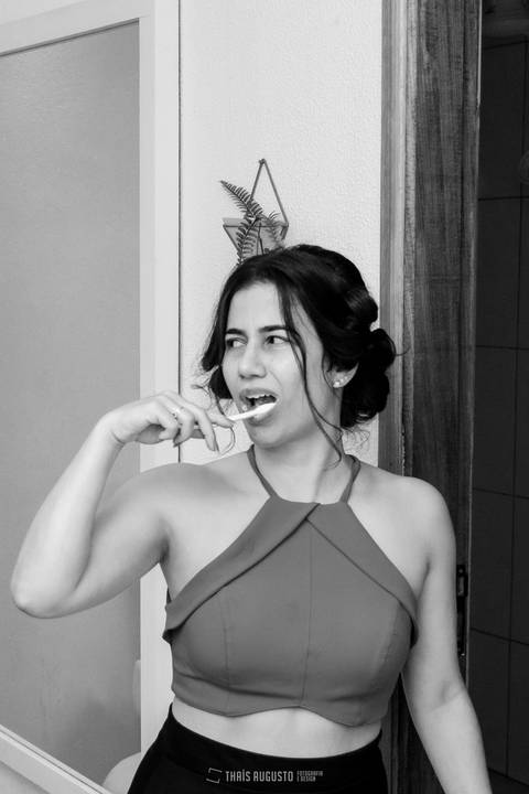 making of noiva escovando os dentes fotos espontâneas e criativas de forma natural no seu casamento, making of da noiva com as madrinhas de forma natural, fotografa registra momentos de forma leve em bauru e região'