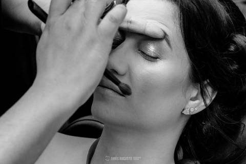 pincel na barba da noiva no making of dia do casamento'