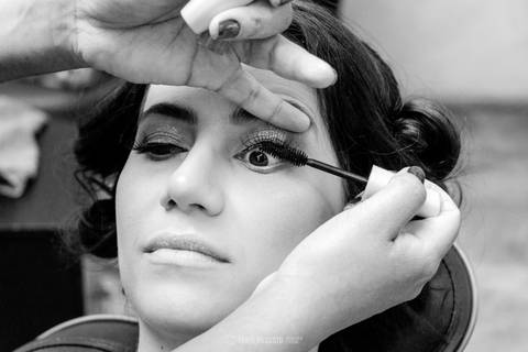 making of noiva escovando os dentes fotos espontâneas e criativas de forma natural no seu casamento, making of da noiva com as madrinhas de forma natural, fotografa registra momentos de forma leve em bauru e região'