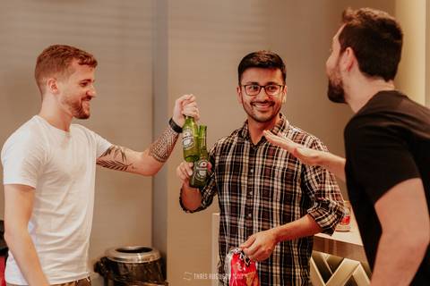 interação e bebidas no making of do noivo com os amigos no salão do prédio deles em bauru-sp fotógrafa registra momentos descontraídos no making of do noivo'