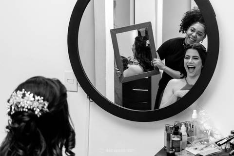 noiva olhando a maquiagem no dia do casamento surpresa'