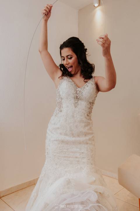 noiva retira ferro do vestido de noiva para ir casar vestido barbara boutique'