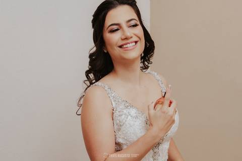 making of noiva escovando os dentes fotos espontâneas e criativas de forma natural no seu casamento, making of da noiva com as madrinhas de forma natural, fotografa registra momentos de forma leve em bauru e região'