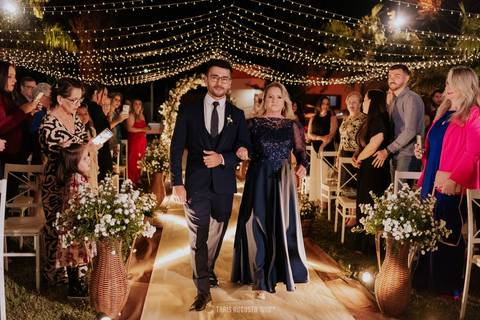 entrada do noivo, decoração ana p assis, chacara veneza, iluminação cenica richard luzes cruzadas, terno azul noivas ideias, thais augusto fotografa, tag de casamento, debora cota cerimonialista, pastel no casamento, ryan no video banda bamboa'