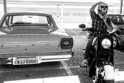 making of noivo capacete de esqueleto, hard rock ford dodge e harley davidson bebidas, amigos, making of do noivo com amigos fotógrafa de casamento Thais augusto registra fotos espontâneas e criativas com os noivos em bauru e região, salao do predio noivo'