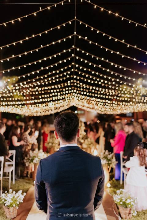 casamento noturno na chácara veneza fotógrafa de casamento registra momentos espontâneas e naturais do casal e convidados, festa cheia de emocão e naturalidade, noivos, 2023, noivos 2024, minha vez, entrada da noiva, luzes na chacara veneza na cerimonia'