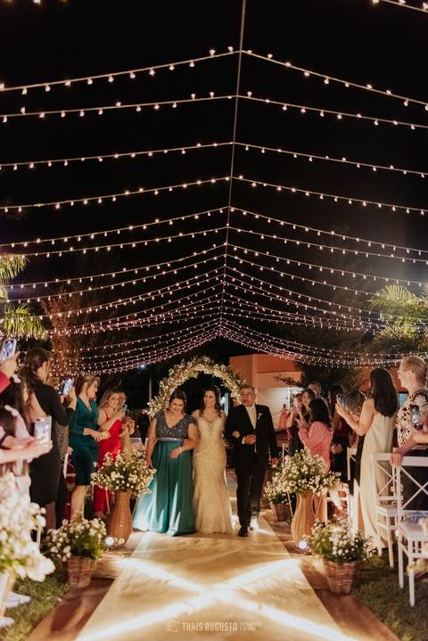 casamento noturno na chácara veneza fotógrafa de casamento registra momentos espontâneas e naturais do casal e convidados, festa cheia de emocão e naturalidade, noivos, 2023, noivos 2024, minha vez, entrada da noiva, luzes na chacara veneza na cerimonia'