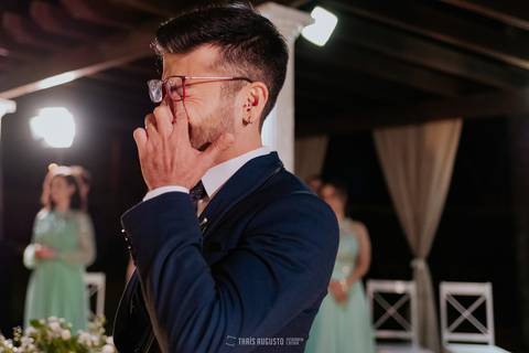 noivo emocionado na entrada da noiva na chacara veneza'