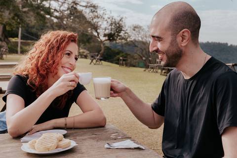 Ensaio pré-wedding pré ensaio de casamento no custa café em botucatu, ensaio natural, leve, dinamico cheio de amor e dinamismo, fotografia por thais augusto fotografia, casal casamento em 2024 agenda fotógrafa pedra do índio botucatu'