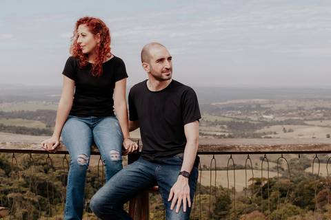 Ensaio pré-wedding pré ensaio de casamento no custa café em botucatu, ensaio natural, leve, dinamico cheio de amor e dinamismo, fotografia por thais augusto fotografia, casal casamento em 2024 agenda fotógrafa pedra do índio botucatu'