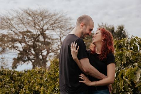 Ensaio pré-wedding pré ensaio de casamento no custa café em botucatu, ensaio natural, leve, dinamico cheio de amor e dinamismo, fotografia por thais augusto fotografia, casal casamento em 2024 agenda fotógrafa pedra do índio botucatu'