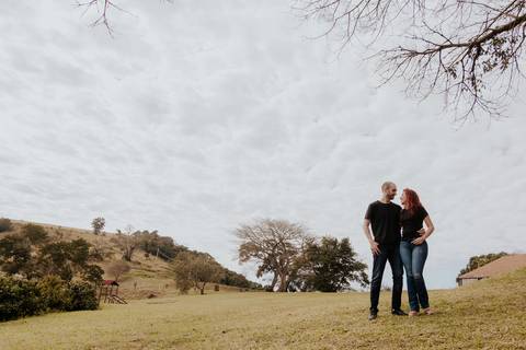 Ensaio pré-wedding pré ensaio de casamento no custa café em botucatu, ensaio natural, leve, dinamico cheio de amor e dinamismo, fotografia por thais augusto fotografia, casal casamento em 2024 agenda fotógrafa pedra do índio botucatu'