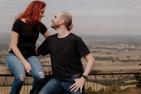 Ensaio pré-wedding pré ensaio de casamento no custa café em botucatu, ensaio natural, leve, dinamico cheio de amor e dinamismo, fotografia por thais augusto fotografia, casal casamento em 2024 agenda fotógrafa pedra do índio botucatu'