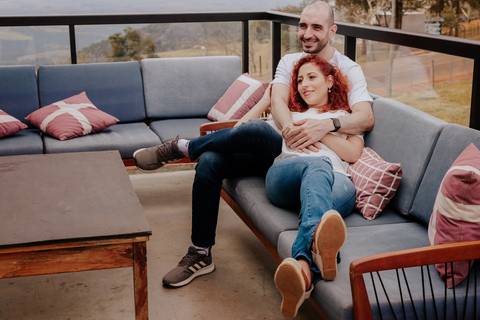 Ensaio pré-wedding pré ensaio de casamento no custa café em botucatu, ensaio natural, leve, dinamico cheio de amor e dinamismo, fotografia por thais augusto fotografia, casal casamento em 2024 agenda fotógrafa pedra do índio botucatu'