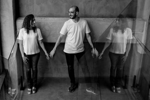 Ensaio pré-wedding pré ensaio de casamento no custa café em botucatu, ensaio natural, leve, dinamico cheio de amor e dinamismo, fotografia por thais augusto fotografia, casal casamento em 2024 agenda fotógrafa pedra do índio botucatu reflexo casal'