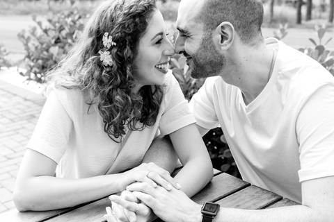 Ensaio pré-wedding pré ensaio de casamento no custa café em botucatu, ensaio natural, leve, dinamico cheio de amor e dinamismo, fotografia por thais augusto fotografia, casal casamento em 2024 agenda fotógrafa pedra do índio botucatu'