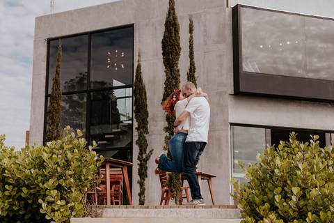 Ensaio pré-wedding pré ensaio de casamento no custa café em botucatu, ensaio natural, leve, dinamico cheio de amor e dinamismo, fotografia por thais augusto fotografia, casal casamento em 2024 agenda fotógrafa pedra do índio botucatu'