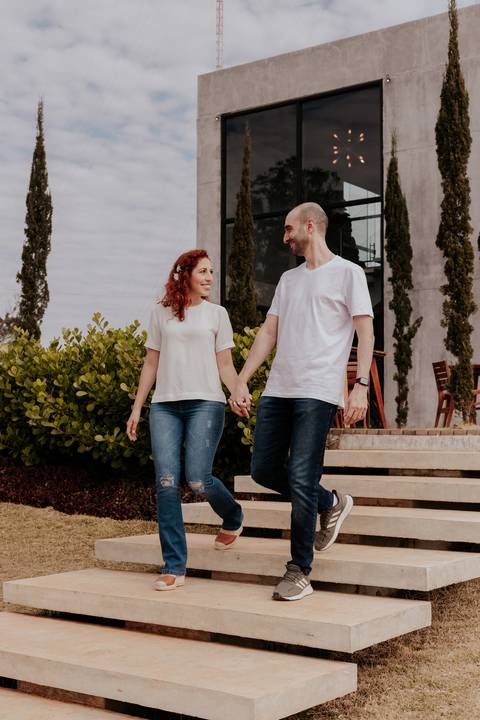 Ensaio pré-wedding pré ensaio de casamento no custa café em botucatu, ensaio natural, leve, dinamico cheio de amor e dinamismo, fotografia por thais augusto fotografia, casal casamento em 2024 agenda fotógrafa pedra do índio botucatu'