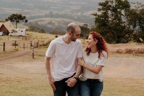 Ensaio pré-wedding pré ensaio de casamento no custa café em botucatu, ensaio natural, leve, dinamico cheio de amor e dinamismo, fotografia por thais augusto fotografia, casal casamento em 2024 agenda fotógrafa pedra do índio botucatu'