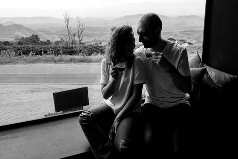 Ensaio pré-wedding pré ensaio de casamento no custa café em botucatu, ensaio natural, leve, dinamico cheio de amor e dinamismo, fotografia por thais augusto fotografia, casal casamento em 2024 agenda fotógrafa pedra do índio botucatu'