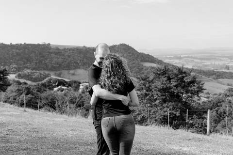 Ensaio pré-wedding pré ensaio de casamento no custa café em botucatu, ensaio natural, leve, dinamico cheio de amor e dinamismo, fotografia por thais augusto fotografia, casal casamento em 2024 agenda fotógrafa pedra do índio botucatu'