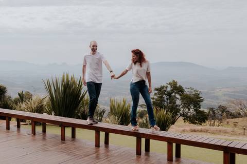 Ensaio pré-wedding pré ensaio de casamento no custa café em botucatu, ensaio natural, leve, dinamico cheio de amor e dinamismo, fotografia por thais augusto fotografia, casal casamento em 2024 agenda fotógrafa pedra do índio botucatu'