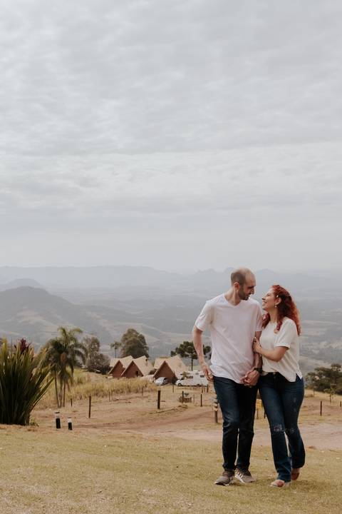 Ensaio pré-wedding pré ensaio de casamento no custa café em botucatu, ensaio natural, leve, dinamico cheio de amor e dinamismo, fotografia por thais augusto fotografia, casal casamento em 2024 agenda fotógrafa pedra do índio botucatu'