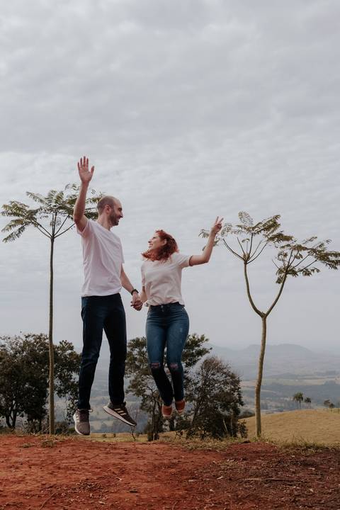 Ensaio pré-wedding pré ensaio de casamento no custa café em botucatu, ensaio natural, leve, dinamico cheio de amor e dinamismo, fotografia por thais augusto fotografia, casal casamento em 2024 agenda fotógrafa pedra do índio botucatu'