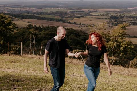 Ensaio pré-wedding pré ensaio de casamento no custa café em botucatu, ensaio natural, leve, dinamico cheio de amor e dinamismo, fotografia por thais augusto fotografia, casal casamento em 2024 agenda fotógrafa pedra do índio botucatu'