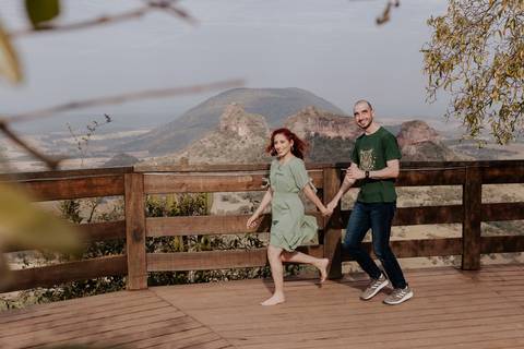 Ensaio pré-wedding pré ensaio de casamento no custa café em botucatu, ensaio natural, leve, dinamico cheio de amor e dinamismo, fotografia por thais augusto fotografia, casal casamento em 2024 agenda fotógrafa pedra do índio botucatu'