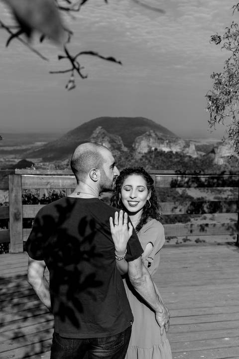 Ensaio pré-wedding pré ensaio de casamento no custa café em botucatu, ensaio natural, leve, dinamico cheio de amor e dinamismo, fotografia por thais augusto fotografia, casal casamento em 2024 agenda fotógrafa pedra do índio botucatu'