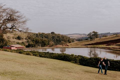 Ensaio pré-wedding pré ensaio de casamento no custa café em botucatu, ensaio natural, leve, dinamico cheio de amor e dinamismo, fotografia por thais augusto fotografia, casal casamento em 2024 agenda fotógrafa pedra do índio botucatu paisagem lago botucat'