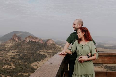 Ensaio pré-wedding pré ensaio de casamento no custa café em botucatu, ensaio natural, leve, dinamico cheio de amor e dinamismo, fotografia por thais augusto fotografia, casal casamento em 2024 agenda fotógrafa pedra do índio botucatu'