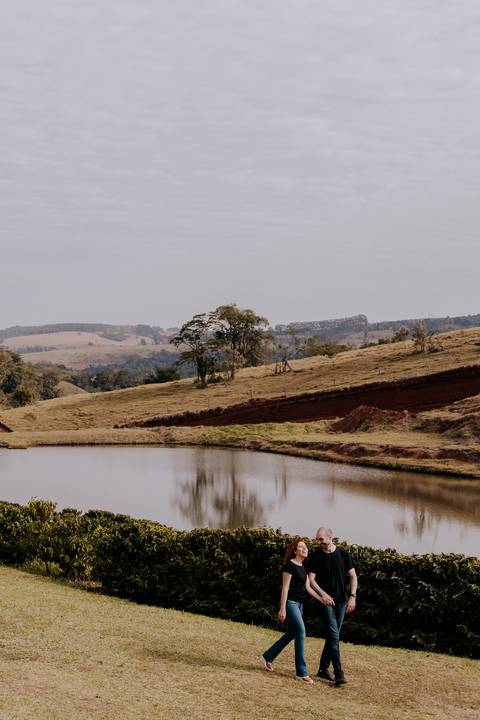 Ensaio pré-wedding pré ensaio de casamento no custa café em botucatu, ensaio natural, leve, dinamico cheio de amor e dinamismo, fotografia por thais augusto fotografia, casal casamento em 2024 agenda fotógrafa pedra do índio botucatu'