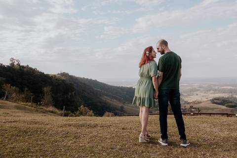 Ensaio pré-wedding pré ensaio de casamento no custa café em botucatu, ensaio natural, leve, dinamico cheio de amor e dinamismo, fotografia por thais augusto fotografia, casal casamento em 2024 agenda fotógrafa pedra do índio botucatu'