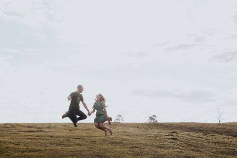 Ensaio pré-wedding pré ensaio de casamento no custa café em botucatu, ensaio natural, leve, dinamico cheio de amor e dinamismo, fotografia por thais augusto fotografia, casal casamento em 2024 agenda fotógrafa pedra do índio botucatu'