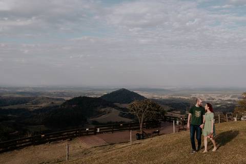Ensaio pré-wedding pré ensaio de casamento no custa café em botucatu, ensaio natural, leve, dinamico cheio de amor e dinamismo, fotografia por thais augusto fotografia, casal casamento em 2024 agenda fotógrafa pedra do índio botucatu'